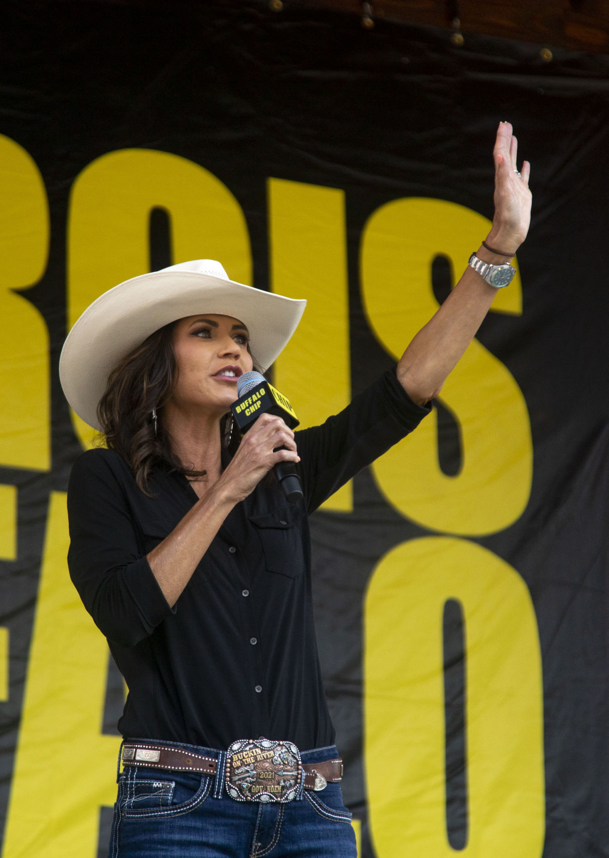 Gov. Noem waves